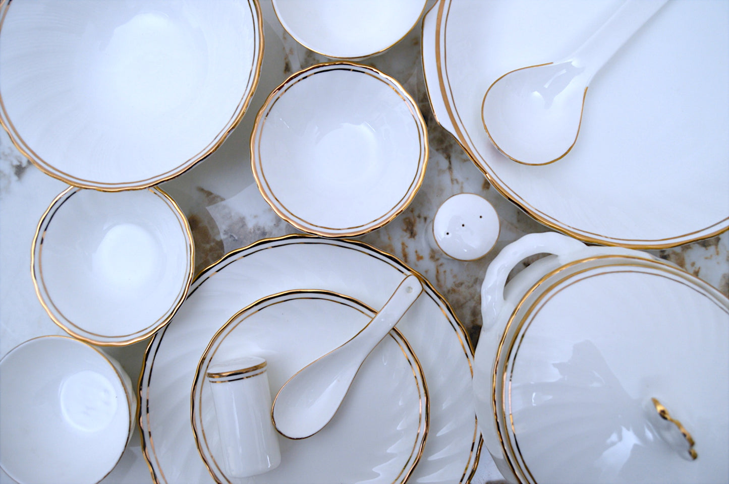 R GOLD DINNER SET